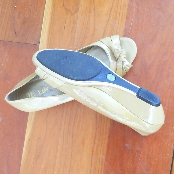 Me Too Sage patent leather kitten wedge peep toe w Bow 8.5 - Picture 2 of 6